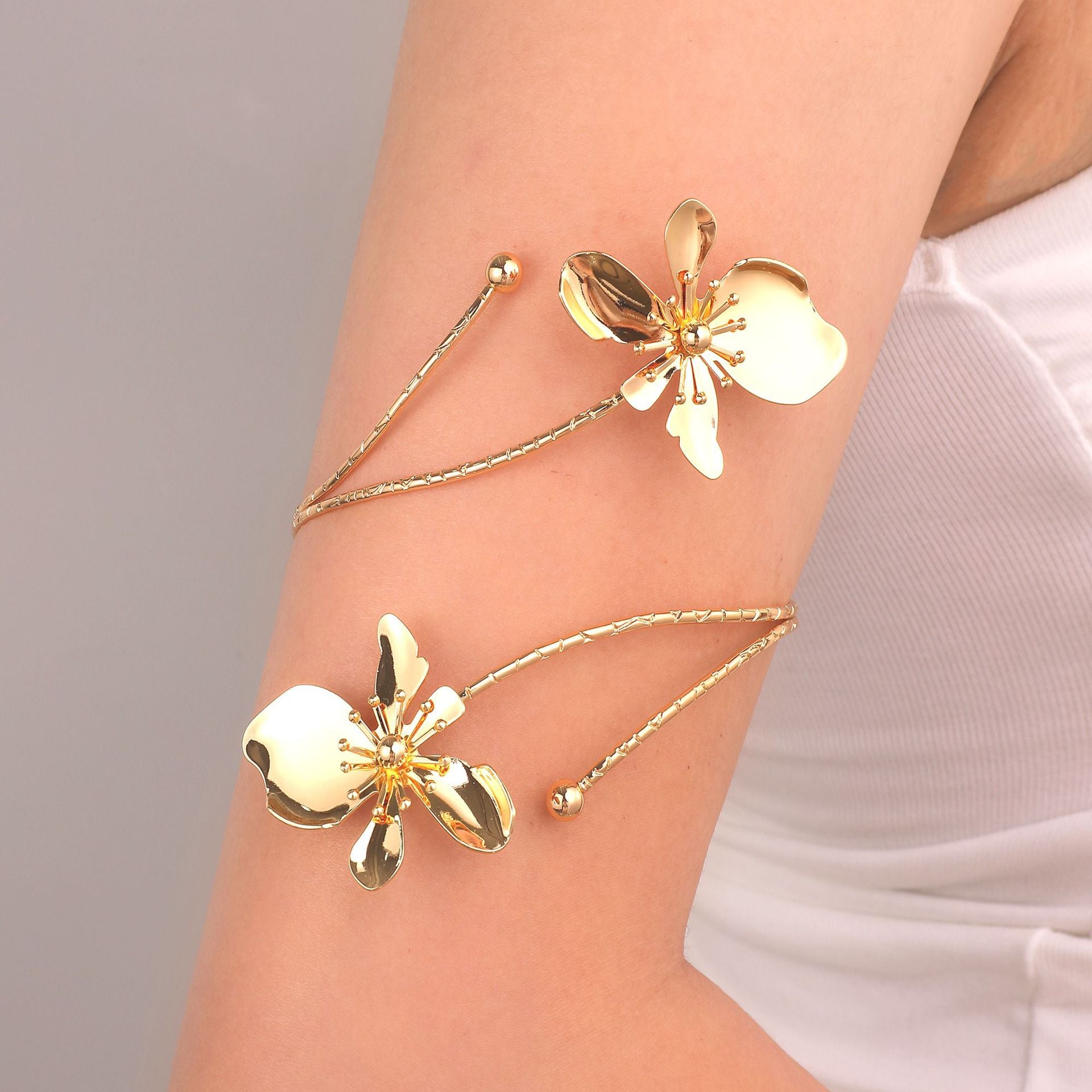 Damen Armreif mit prachtvollem floralen Design Shop Nory
