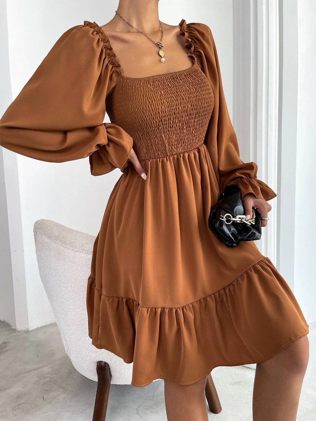 Damen Luftiges Minikleid mit Puffärmeln und Rüschendetails Shopnory