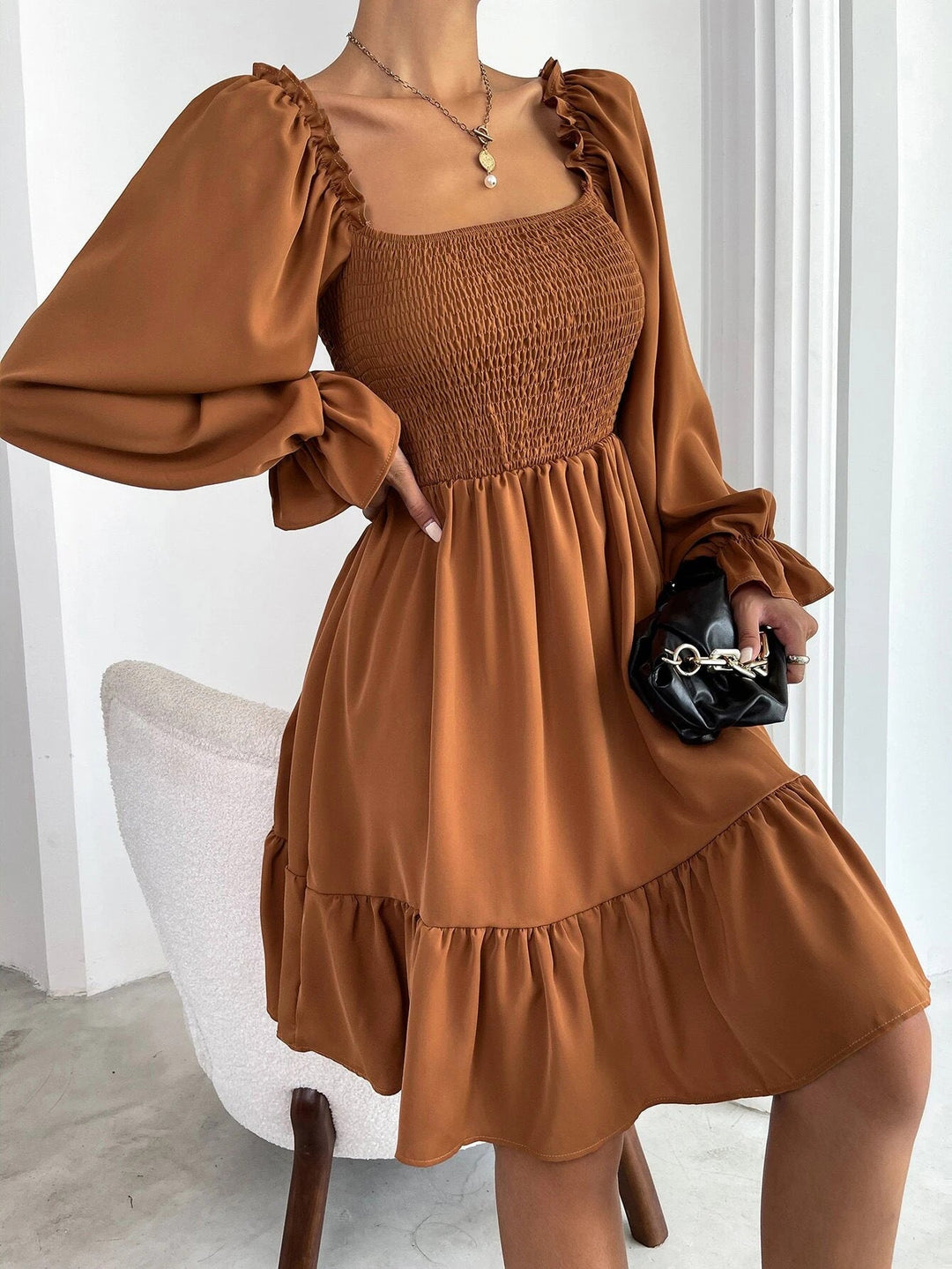 Damen Luftiges Minikleid mit Puffärmeln und Rüschendetails Shopnory