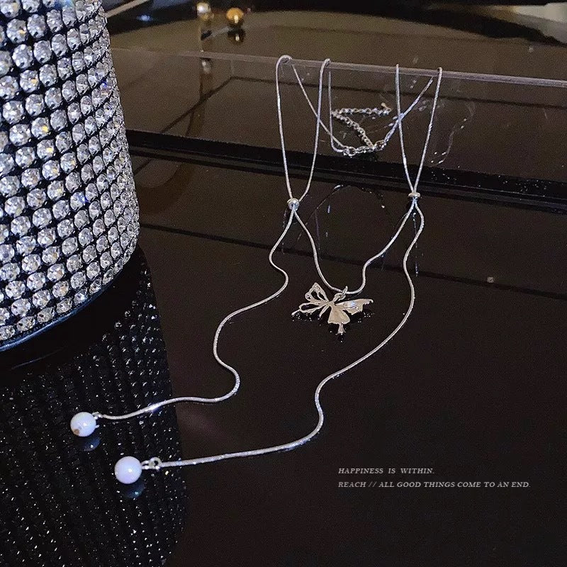 Damen Handkette mit filigranem Schmetterlingsdesign und zarten Perlenanhängern Shop Nory