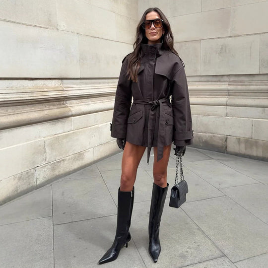 Damen Kurze Taillierte Trenchjacke mit Stehkragen, Pattentaschen und Bindegürtel Shop Nory