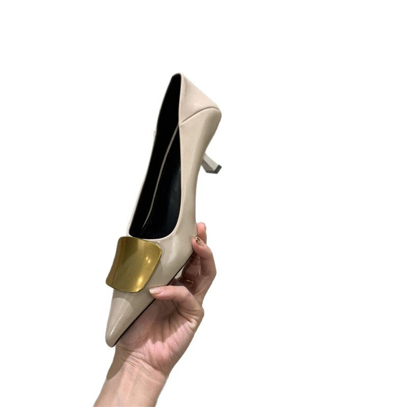 Damen Elegante spitz zulaufende Pumps mit goldener Zierplatte und geformtem Kittenabsatz Shop Nory