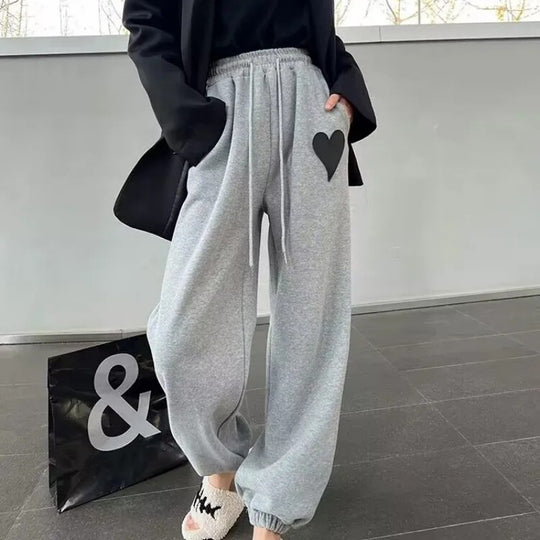 Damen nan weiche Jogginghose mit Herz-Applikation, Tunnelzugbund und elastischem Knöchelabschluss Shop Nory