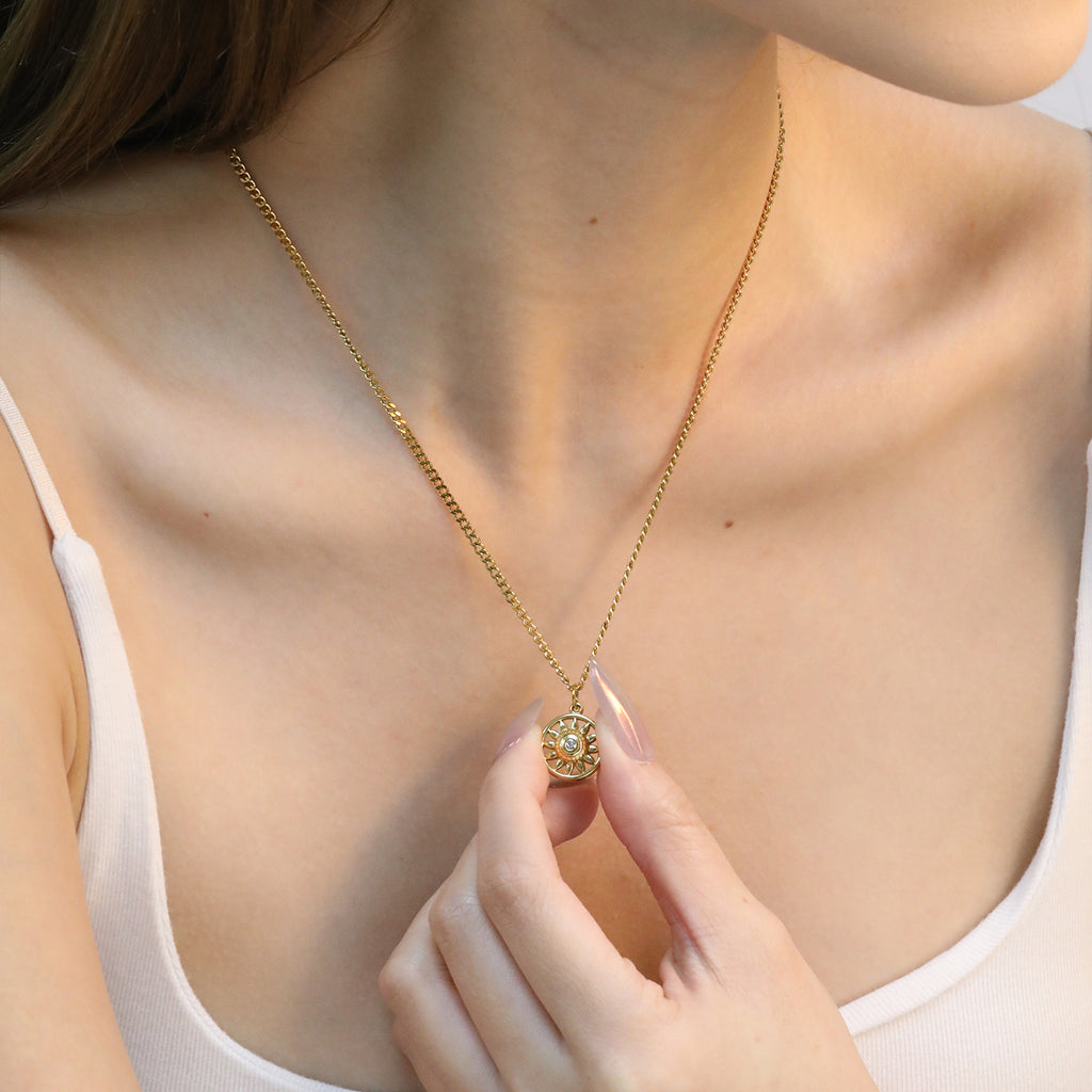 Damen Halskette mit kunstvollem Sonnenmotiv und funkelndem Zirkonia Shop Nory