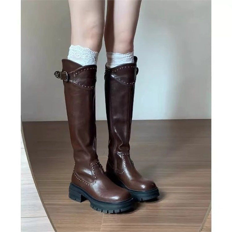 Damen kniehohe klobige Plateau-Bikerstiefel mit Nieten und Schnallenriemen Shop Nory