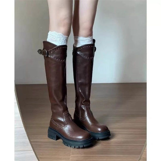 Damen kniehohe klobige Plateau-Bikerstiefel mit Nieten und Schnallenriemen Shop Nory