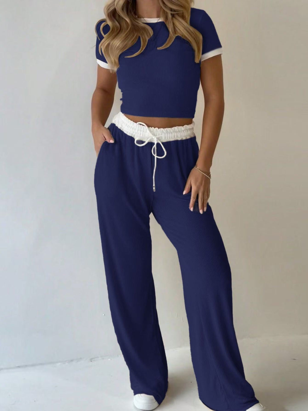 Damen lässiges zwei-teiliges Freizeit-Set mit cropped T-Shirt und weiten Hose