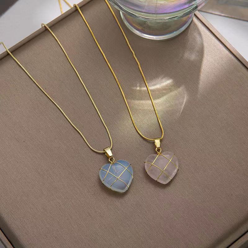 Damen Halskette mit einem eleganten, herzförmigen Anhänger aus hochwertigem Mineral Shop Nory