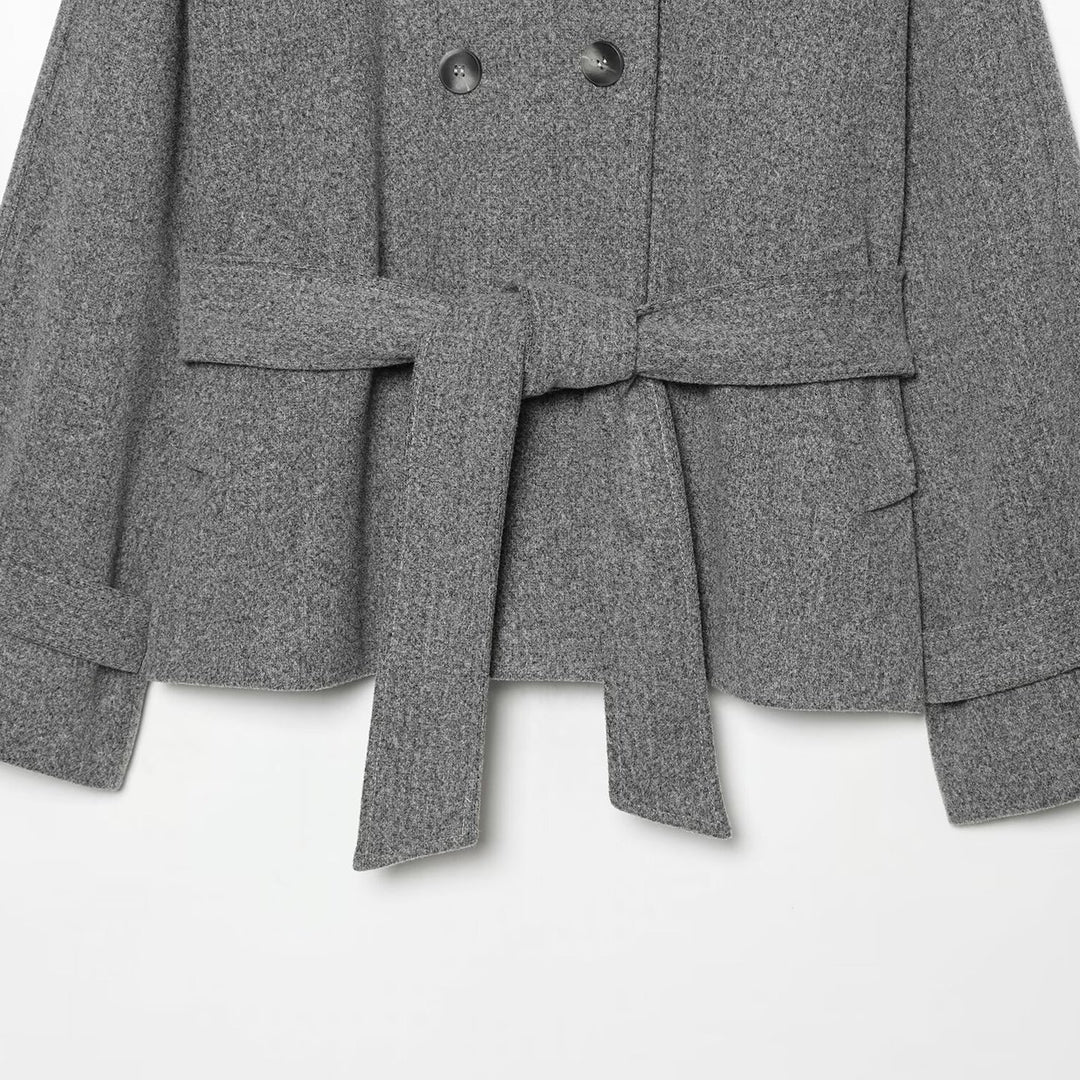 Damen Cape-Übergangsjacke im kurzen Schnitt mit hohem Kragen, doppelter Knopfleiste und Taillenbindegürtel Shop Nory