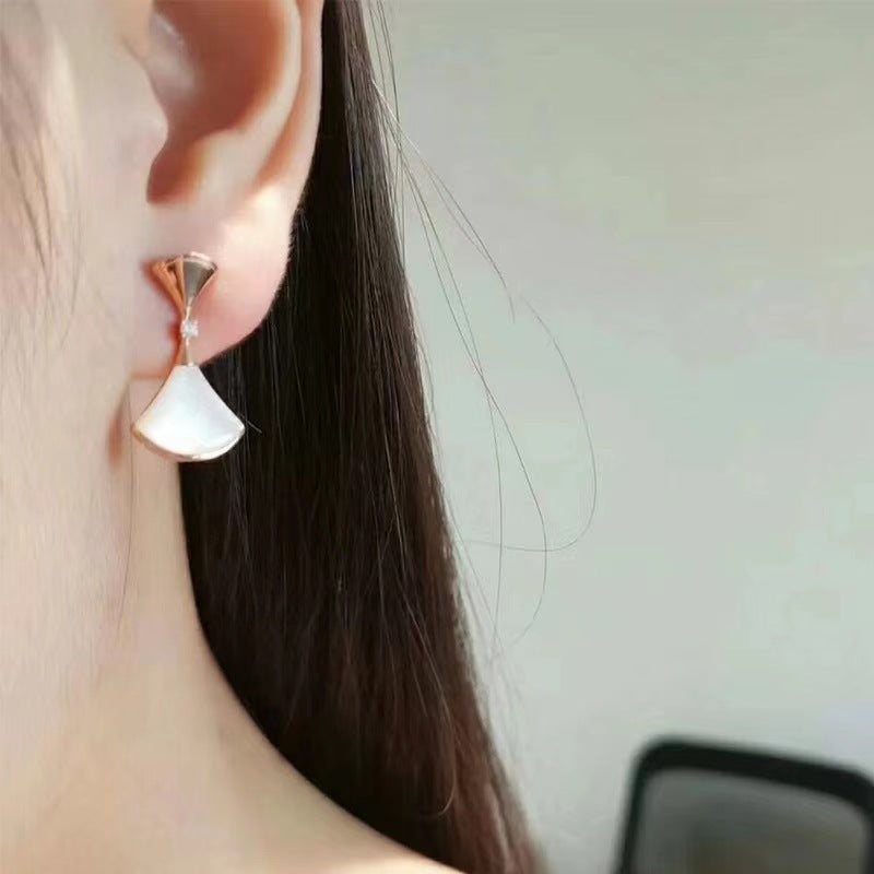 Damen Ohrringe mit kunstvollem Perlmutt-Design und funkelnden Zirkonia Shop Nory