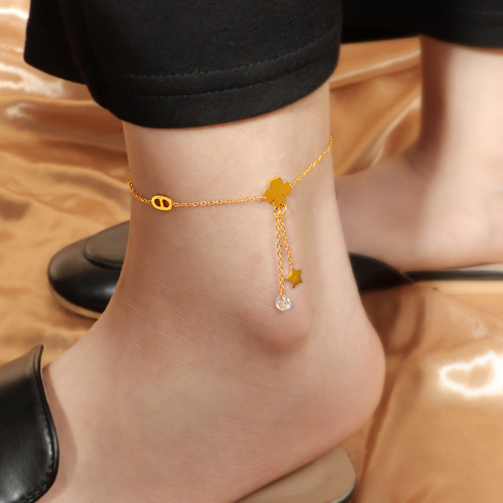 Damen Fußkette mit filigranem Glücksblumen-Design und funkelndem Anhänger Shop Nory
