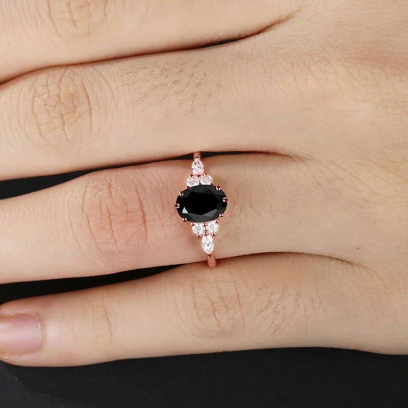 Damen eleganter Zirkonia-Ring mit schwarzem Mittelpunkt und strahlenden Akzenten Shop Nory
