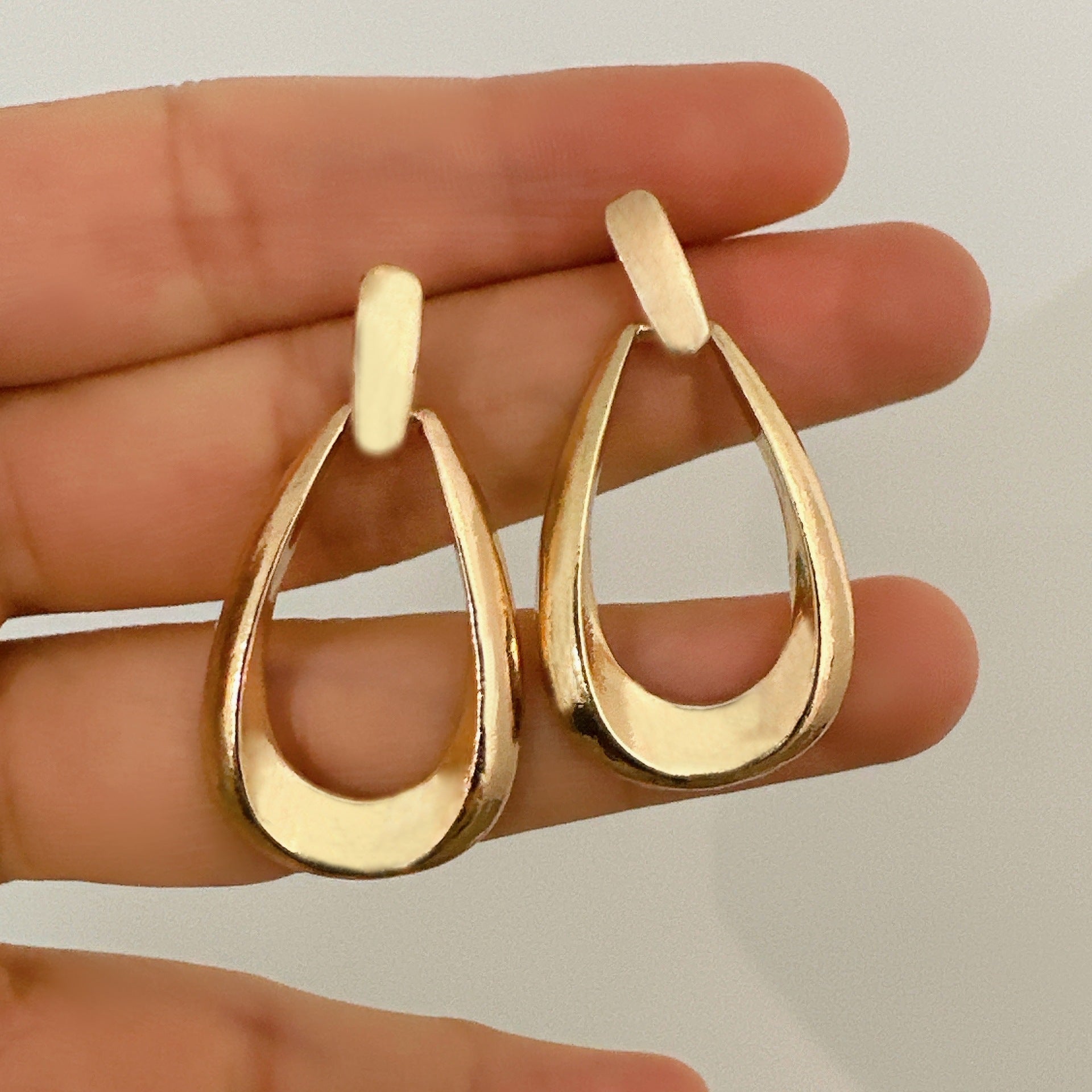 Damen Creolen mit einzigartigem geschwungenem Design Shop Nory