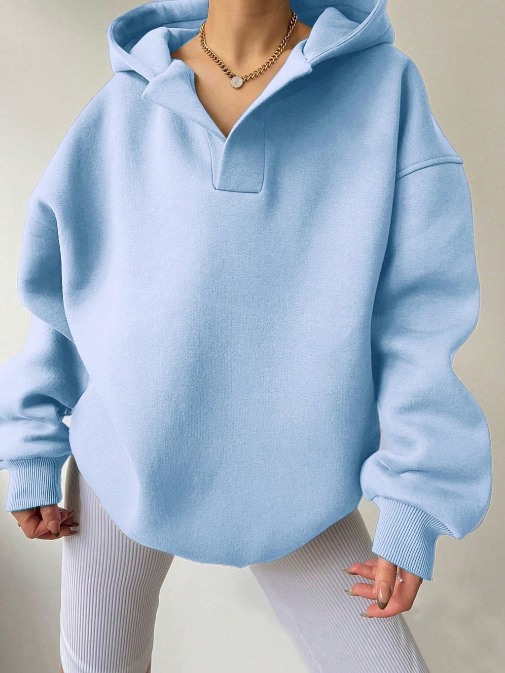 Damen Oversized Hoodie mit kurzem Kragen und praktischen Seitentaschen