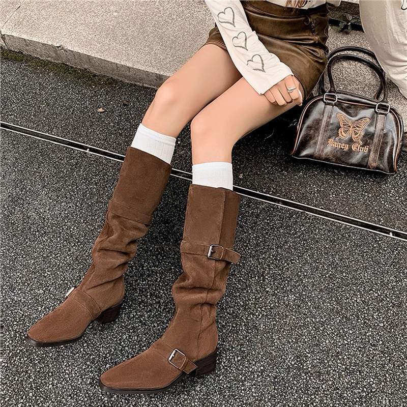 Damen Kniehohe Veloursleder-Slouch-Boots mit spitzer Zehenpartie, verstellbaren Zierschnallen und komfortablem Blockabsatz Shop Nory