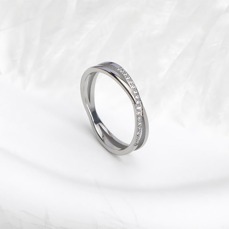 Damen eleganter Ring mit geflochtenem Design und funkelnden Zirkonia-Steinen Shop Nory