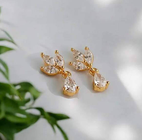 Damen Ohrringe mit funkelndem Kristall-Design und eleganter Tropfenform Shop Nory