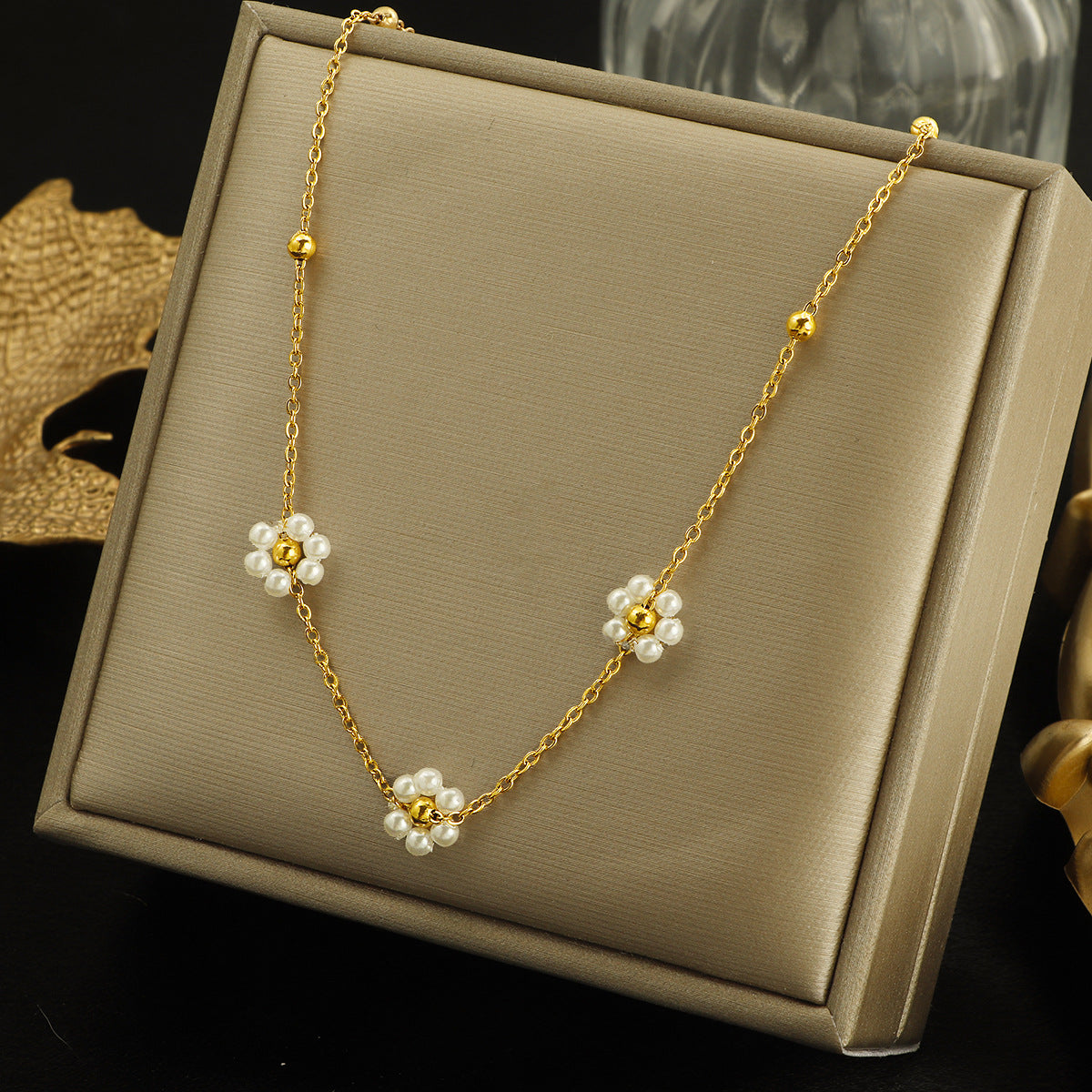 Damen elegante Halskette mit floralem Perlen-Design Shop Nory