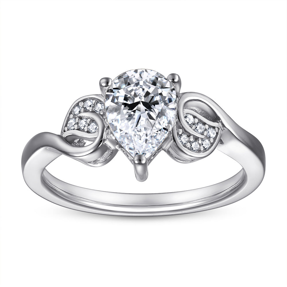 Damen Verlobungsring mit herzförmigem Hauptstein und kunstvollem Zirkonia-Besatz Shop Nory