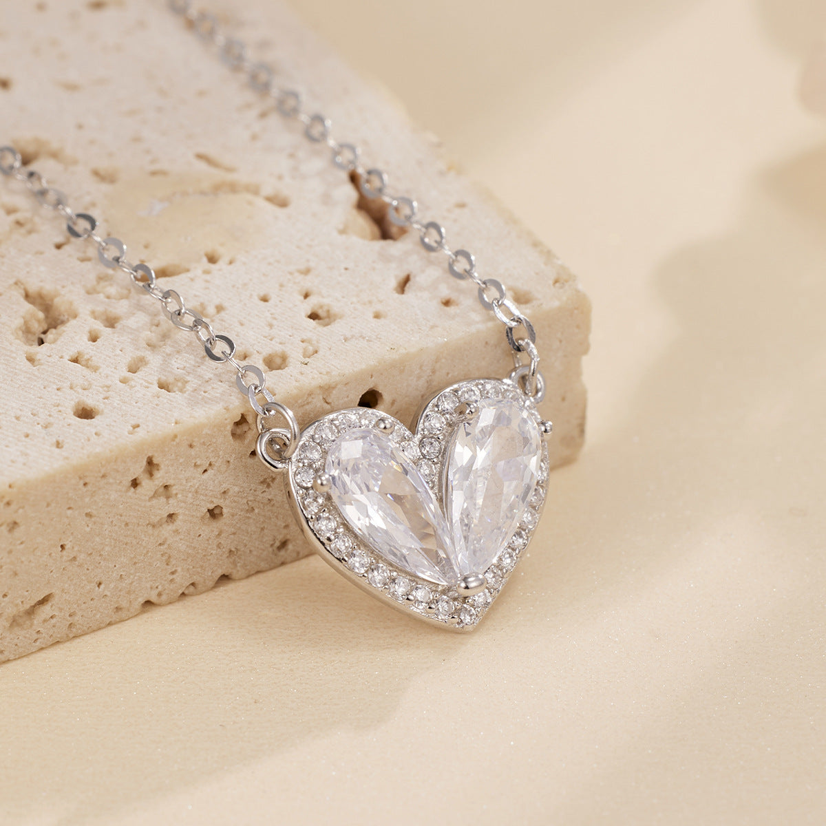 Damen Halskette mit herzförmigem Anhänger aus funkelnden Kristallen und zartem Kettendesign Shop Nory