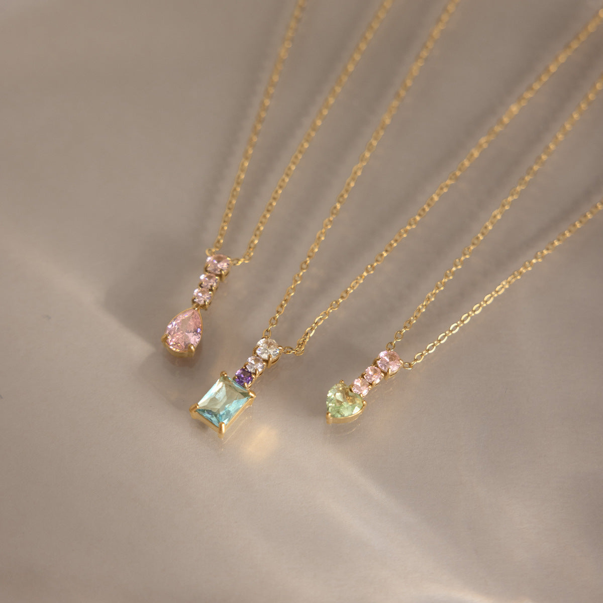 Damen Halskette mit funkelnden Herzanhängern und wasserfestem, hypoallergenem Edelstahl Shop Nory