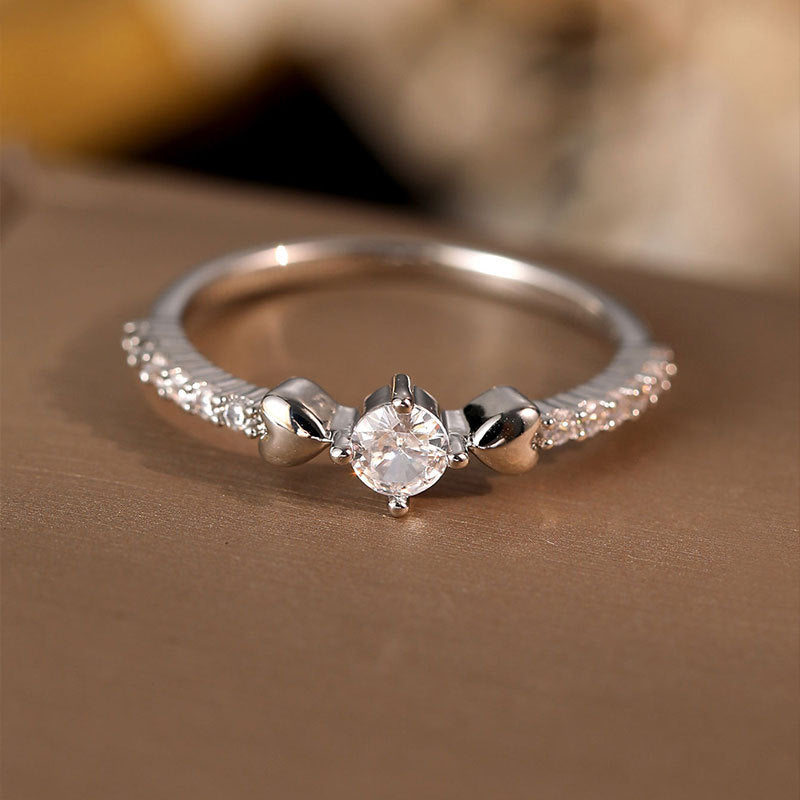 Damenring mit romantischem Herzdesign und funkelnden Kristallen Shop Nory
