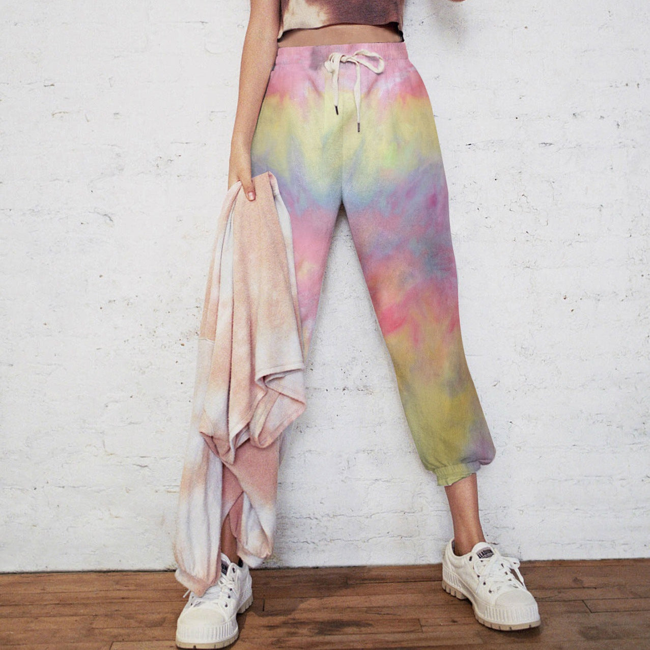 Damen Jogginghose im kreativen Batikdesign mit elastischem Bund und praktischen Taschen