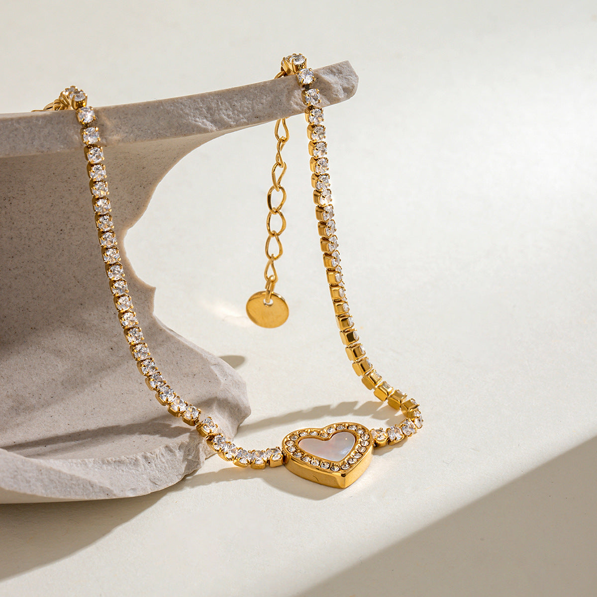 Damen Armband mit herzförmigem Anhänger und funkelnden Zirkonia Shop Nory
