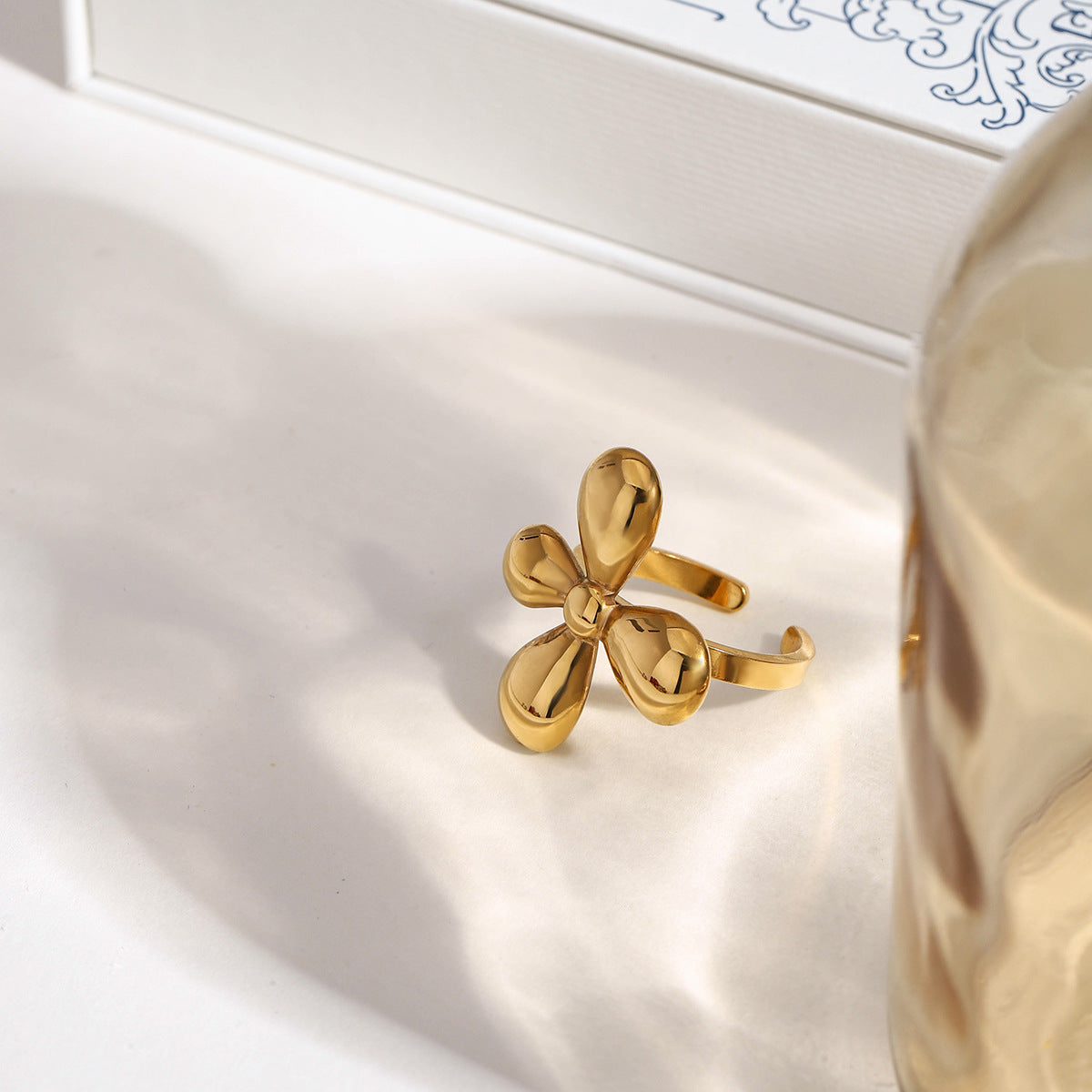 Damen eleganter und modischer Ring mit floralem Design Shop Nory