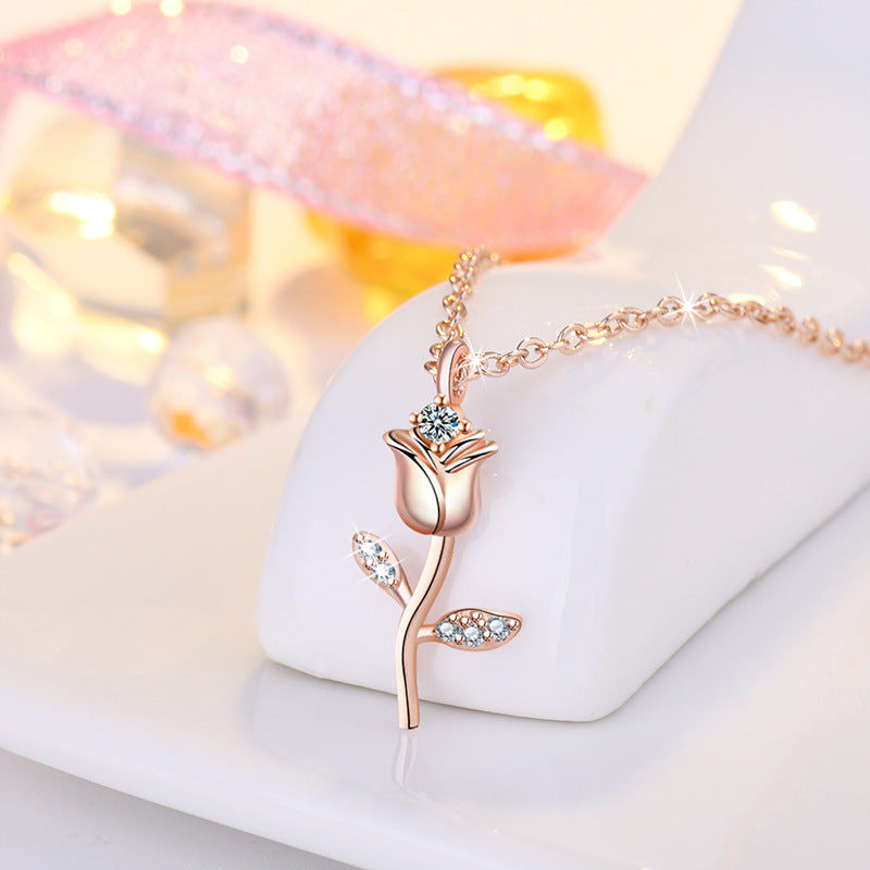 Damen Halskette mit kunstvollem Rosenanhänger und funkelnden Zirkonia-Elementen Shop Nory