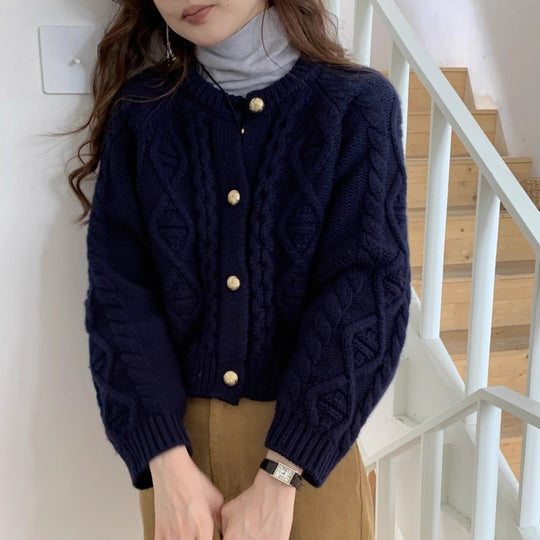 Damen Kurzer Zopfmuster-Cardigan mit goldenen Schmuckknöpfen Shop Nory