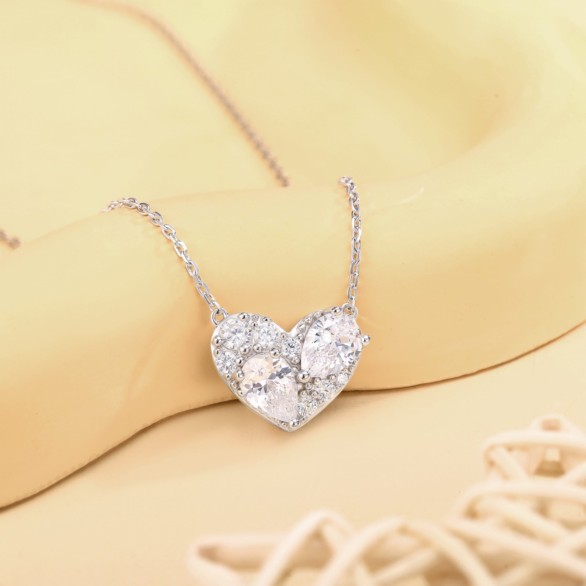 Damenkette mit herzförmigem Anhänger und funkelnden Kristallsteinen Shop Nory