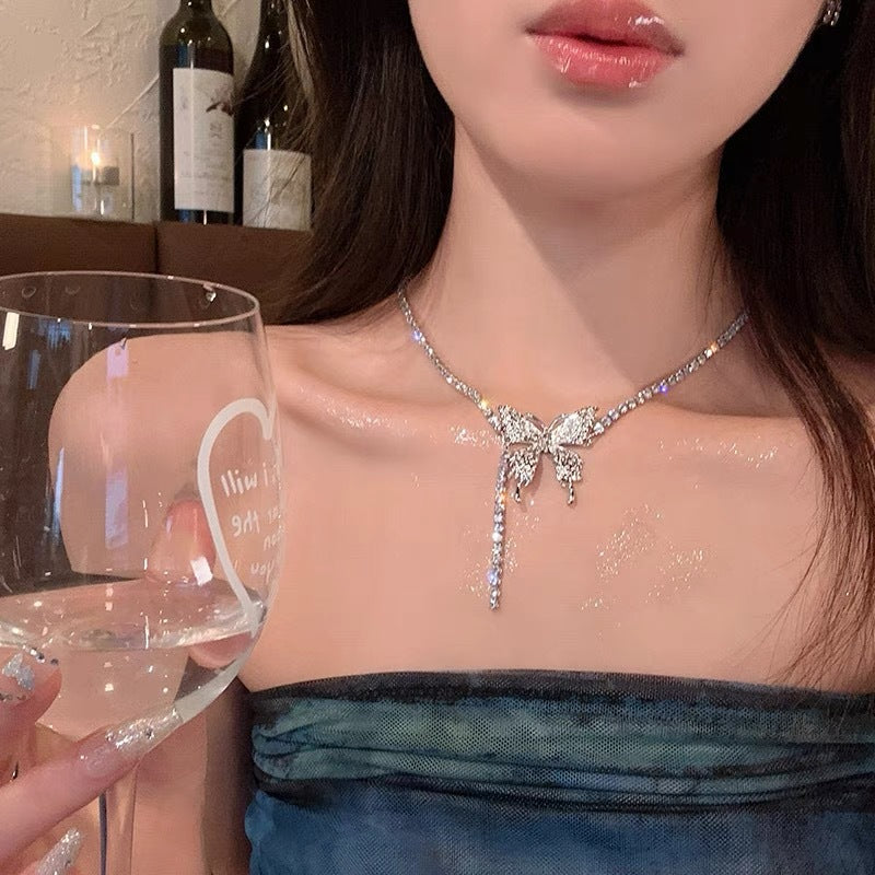 Damen Eleganter Choker mit kunstvollem Schmetterlingsdesign und funkelnden Kristallen Shop Nory
