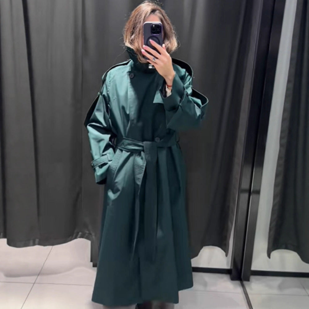 Damen Trenchcoat mit modernen Details und breitem Revers