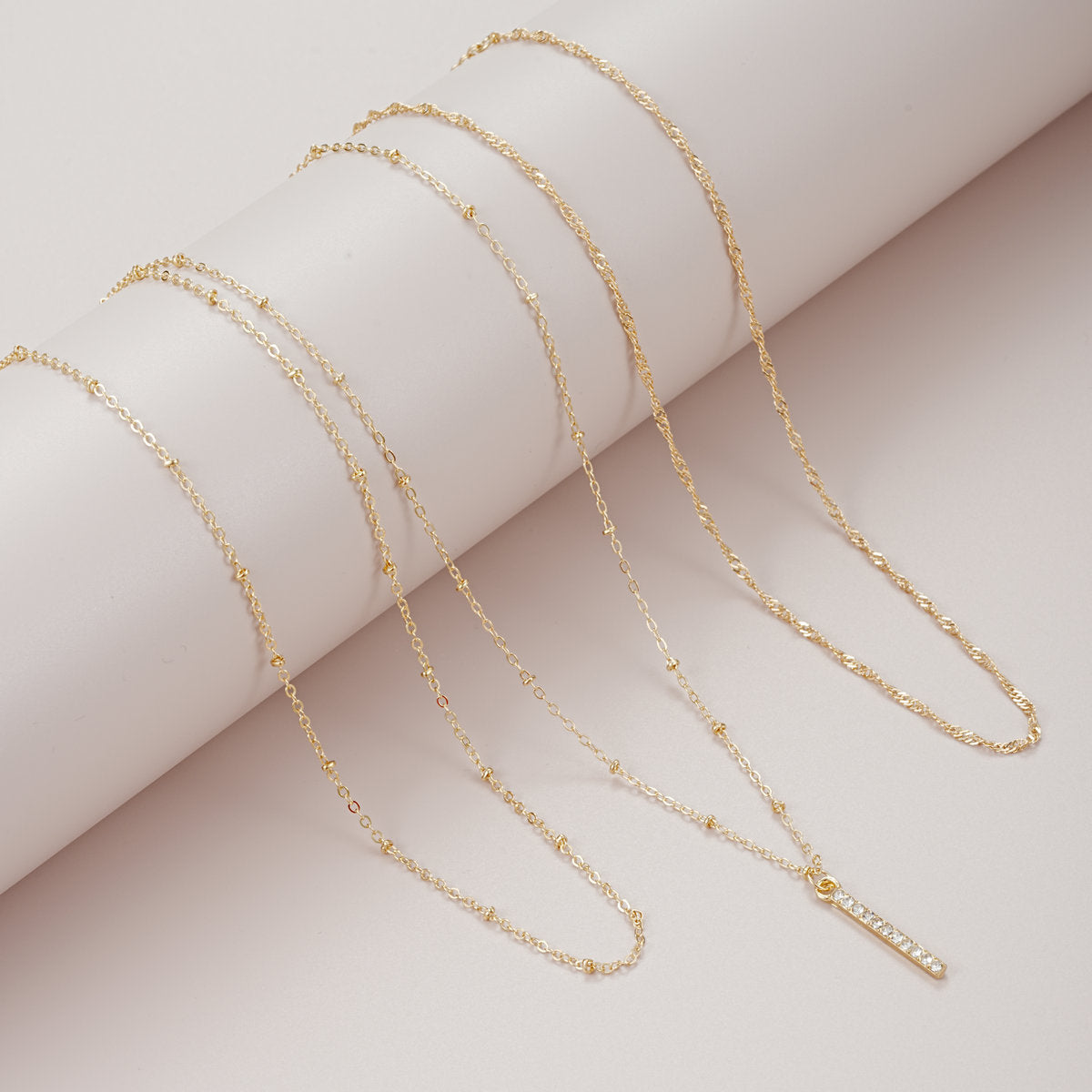 Damen mehrlagige Kette mit funkelndem Anhänger und filigranen Details Shop Nory