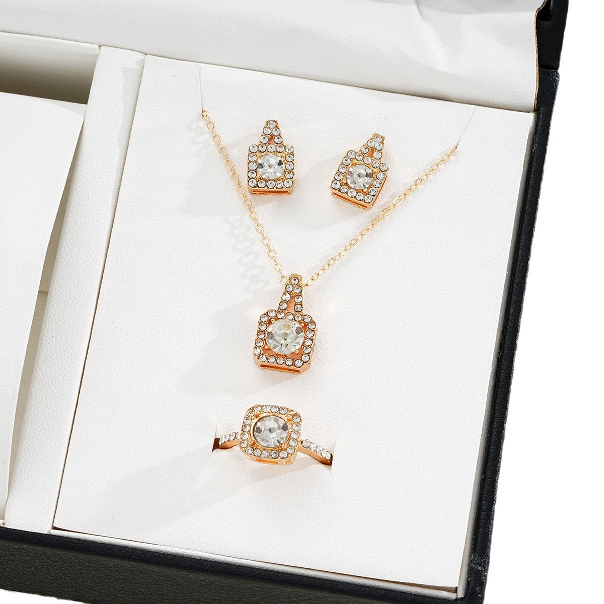 Damen Schmuckset mit funkelnden Zirkonia und eleganten Details Shop Nory