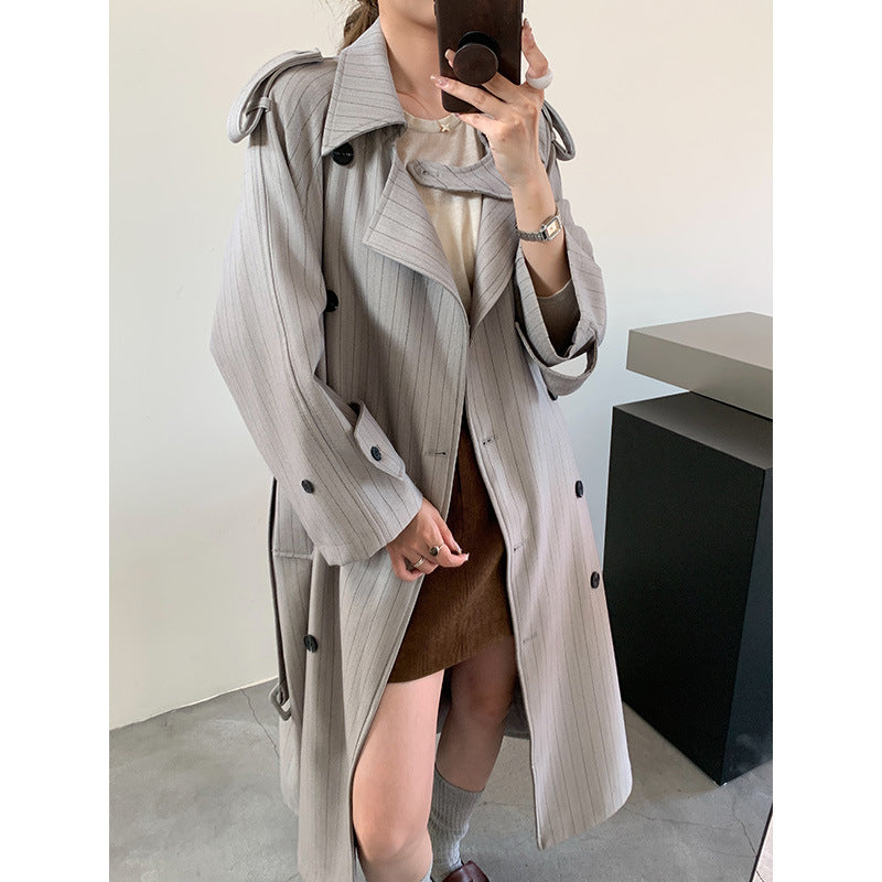 Damen Nadelstreifen-Trench mit kastiger Silhouette, Schulterpatten und verdecktem Bindegürtel Shop Nory