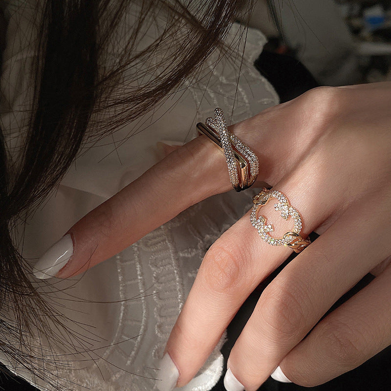 Damenring mit funkelndem Zirkonia-Element und modernen Gliederdetails Shop Nory