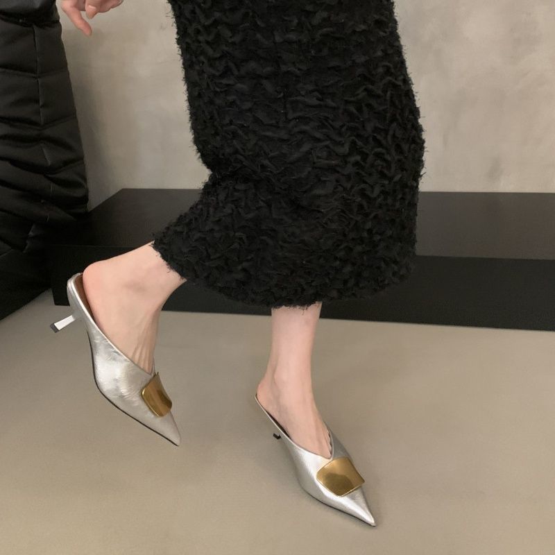 Damen Spitz zulaufende Kitten-Heel Mules mit Metallapplikation Shop Nory