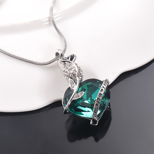 Damen Halskette mit funkelndem Herzanhänger und zartem Verzierungsdesign Shop Nory