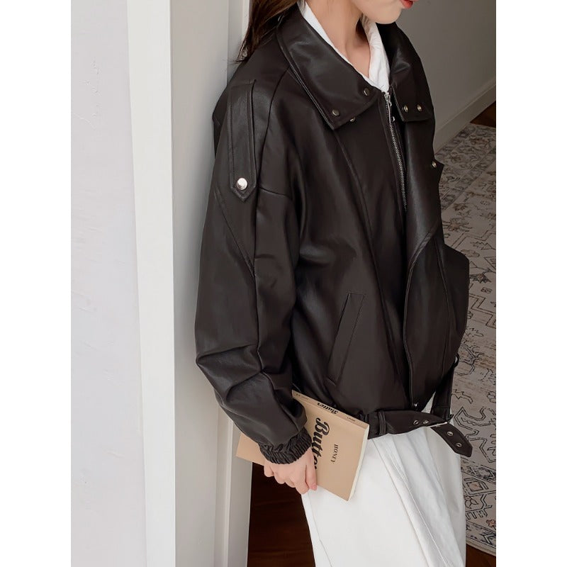 Damen Oversize Bikerjacke aus veganem Leder mit hohem Stehkragen und dekorativen Druckknöpfen Shop Nory