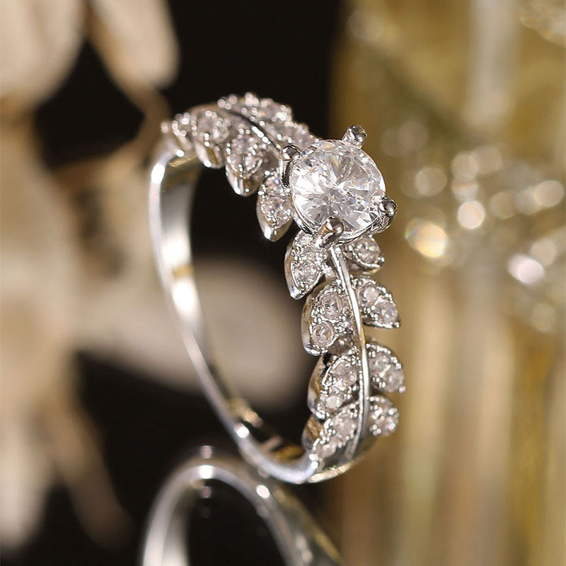 Damenring im eleganten Blattdesign mit funkelndem Stein Shop Nory