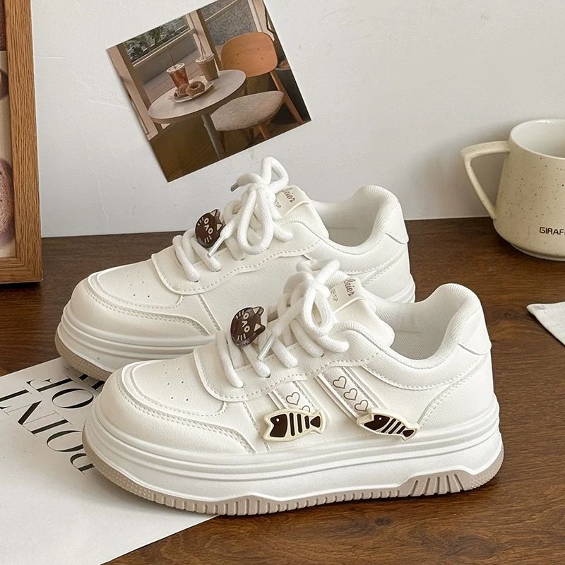 Damen Plateausneaker mit dekorativen Fisch‑Charms und gepolstertem Komfortfußbett Shop Nory