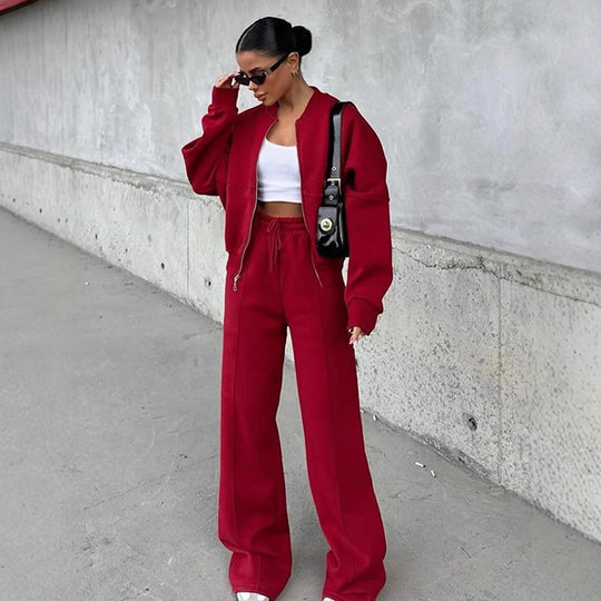 Damen sportive Oversize-Fleecejacke mit diagonaler Reißverschluss-Optik und weit geschnittener High-Waist-Jogginghose Shop Nory