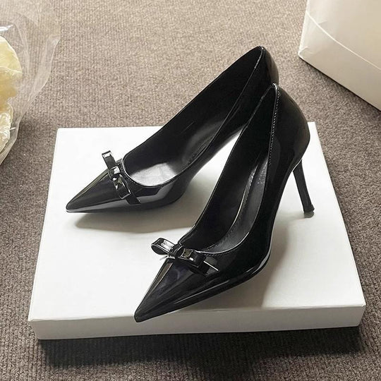 Damen Spitz zulaufende Lack-Pumps mit Zierschleife und schlankem Stiletto-Absatz Shop Nory