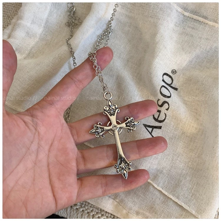 Damen Halskette mit kunstvollem Kreuzanhänger aus hochwertigem Metall Shop Nory