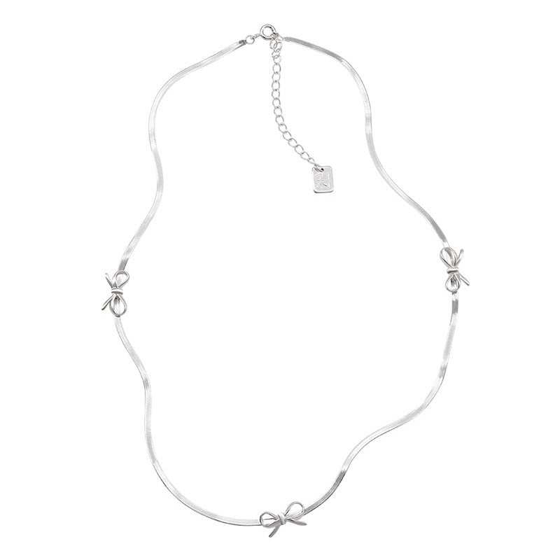 Damen Halskette mit geschwungenem Design und zartem Schleifenanhänger Shop Nory