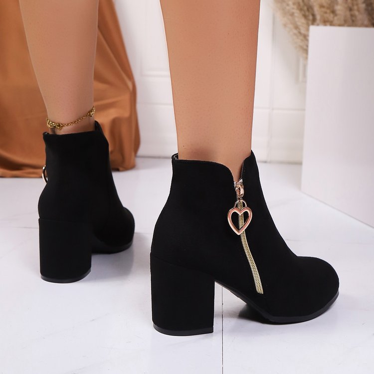 Damen Stiefeletten mit breitem Blockabsatz, Herz-Reißverschluss und Samtvelours-Optik Shop Nory