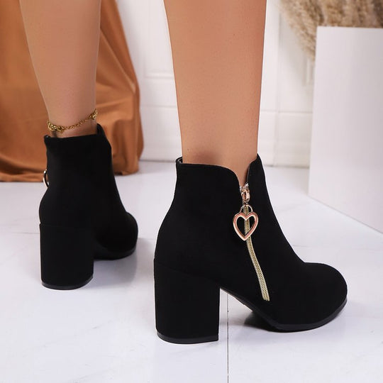 Damen Stiefeletten mit breitem Blockabsatz, Herz-Reißverschluss und Samtvelours-Optik Shop Nory