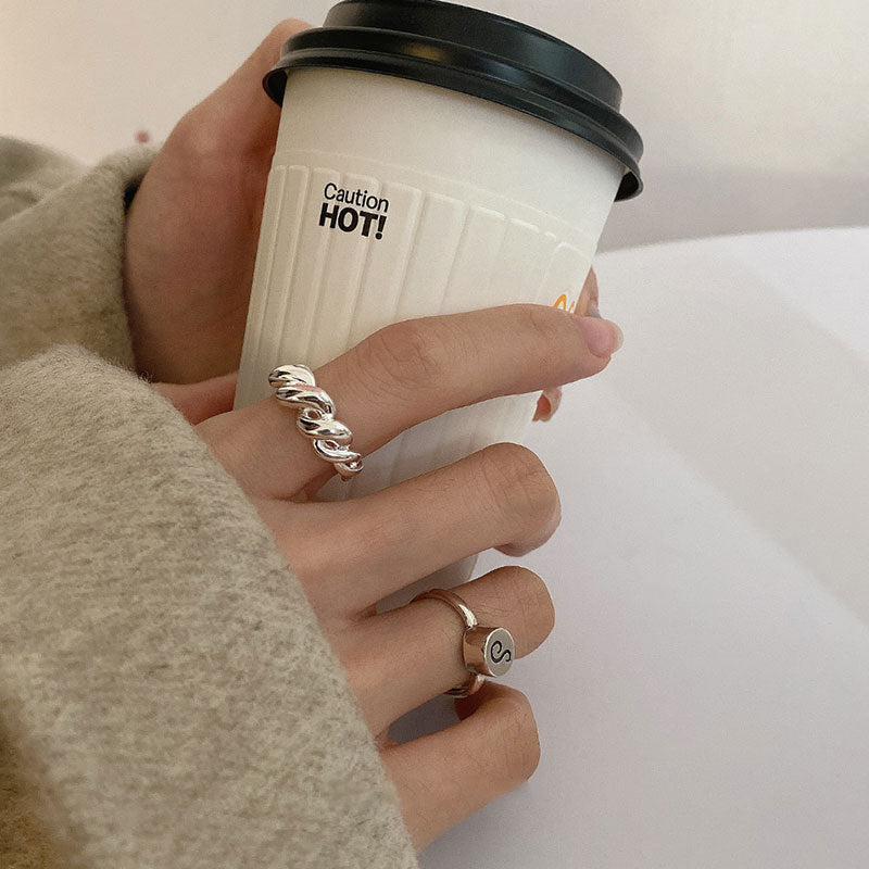 Damenring mit geschwungenem Design und persönlichem Schriftzug Shop Nory
